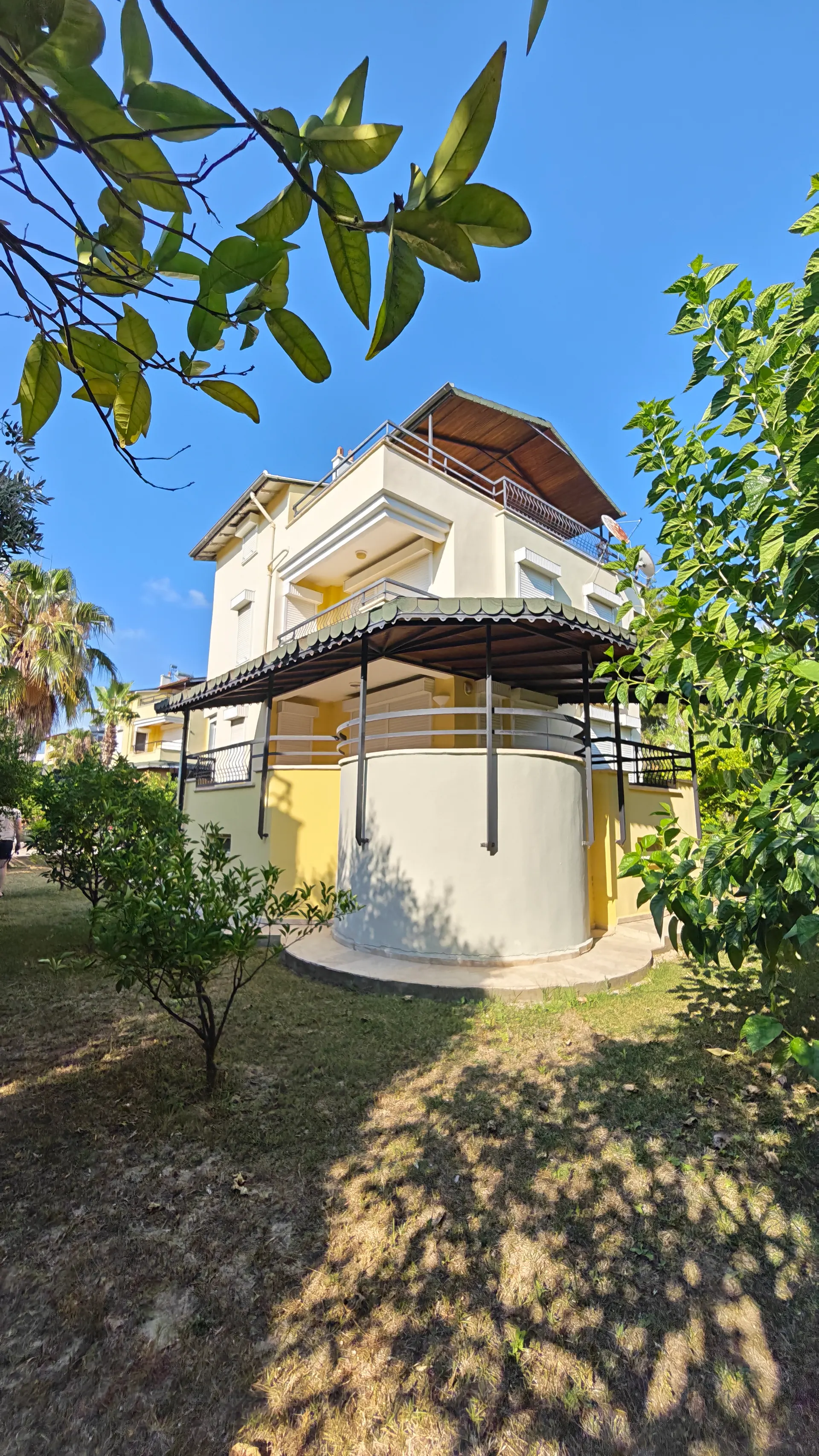 Denize Yürüme Mesafesin de Havuzlu Site İçi  Tam Müstakil Özel Kapalı Garajlı Villa 