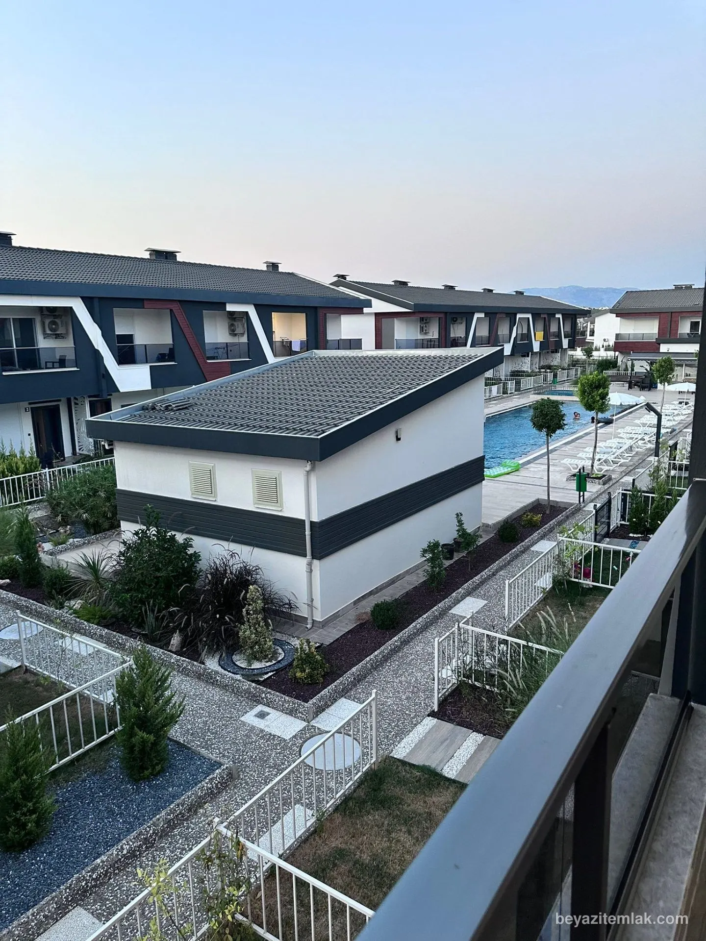 Side'de Havuzlu Sitede Eşyalı 2+1 Bahçe Dubleksi