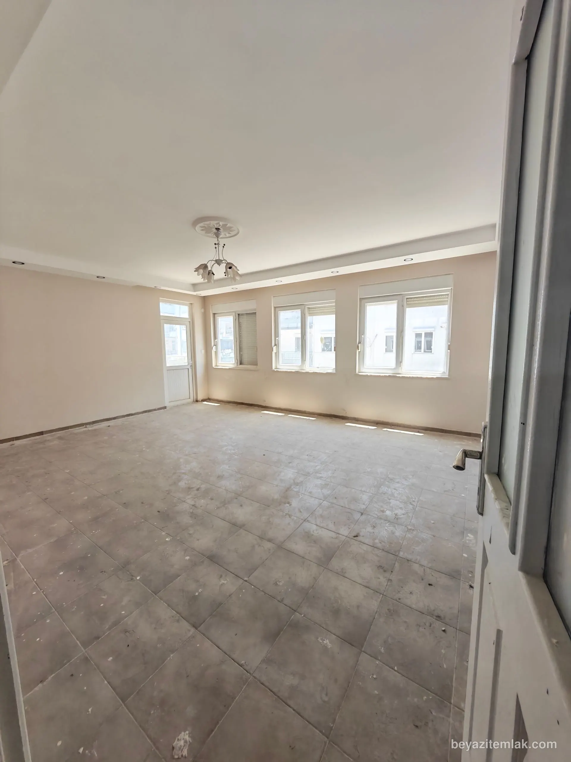 Irmak Manzaralı Köşe Başı Ayrı Mutfak Asansörlü Önü Acık Çift Banyolu 165 Metre Kare Daire 